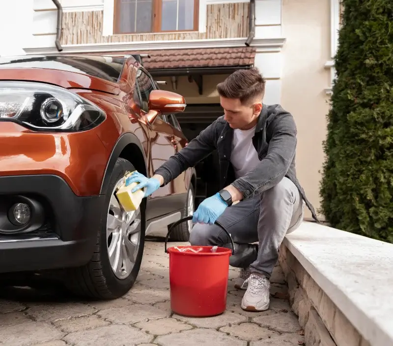 Lavage auto à domicile Puy-l'Évêque : professionnel intervenant sur un véhicule